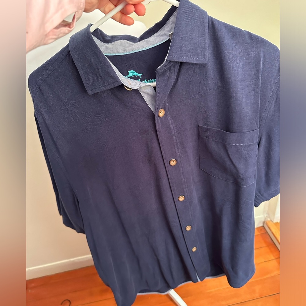 Tommy Bahama men’s embroidered-back dark blue jacquard button down EUC.